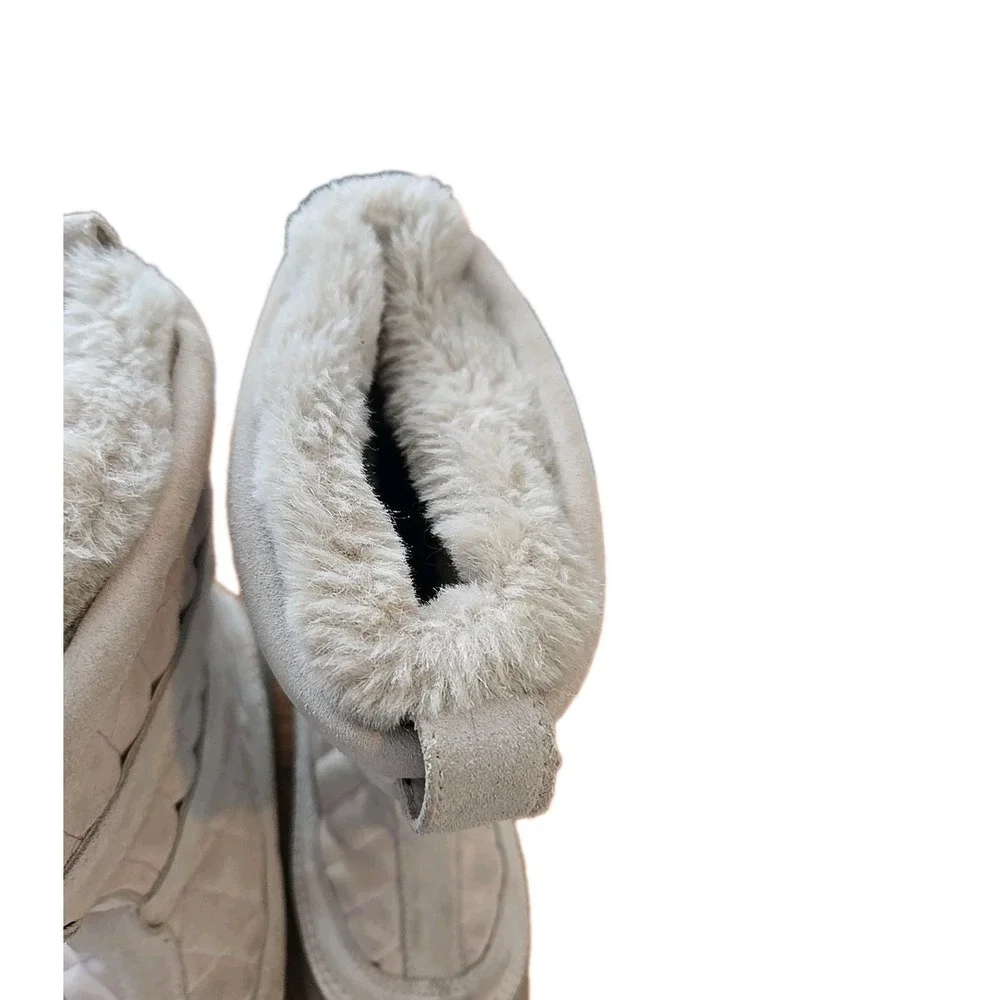 Columbia Women's Flurry 11 Snow Boot, Size 6 Beige Faux Suede With Omni Heat‎